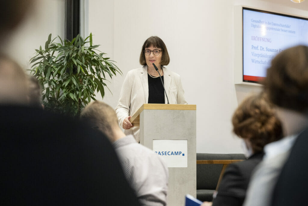 Prof. Dr. Susanne Knorre eröffnet die Podiumsdiskussion zu datenschutzrechtlichen Fragen in der Gesundheitswirtschaft