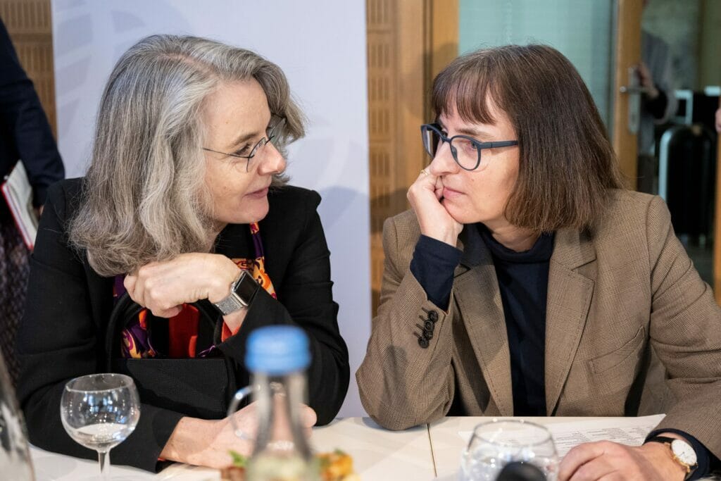 Staatssekretärin Susanne Henckel (BMDV) und Verbandsvizepräsidentin Prof. Dr. Susanne Knorre