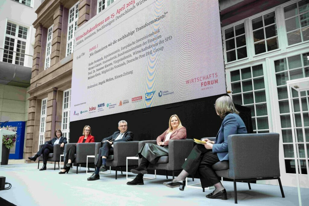 Wie finanzieren wir die Transformation? Panel mit Prof. Dr. Susanne Knorre, Melanie Kreis, Werner Gatzer, Heike Freimuth und Angela Wefers (v.l.n.r.)