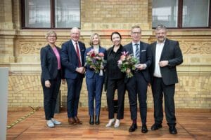 Laudatorin Katrin Lässig, MdB Bernd Westphal, Dr. Marianne Janik, Prof. Dr. Ines Zenke, Prof. Dr. Michael Hüther und Laudator Andreas Rimkus, MdB, bei der Preisverleihung im Rahmen der Wirtschaftskonferenz 2024 (v.l.n.r.)